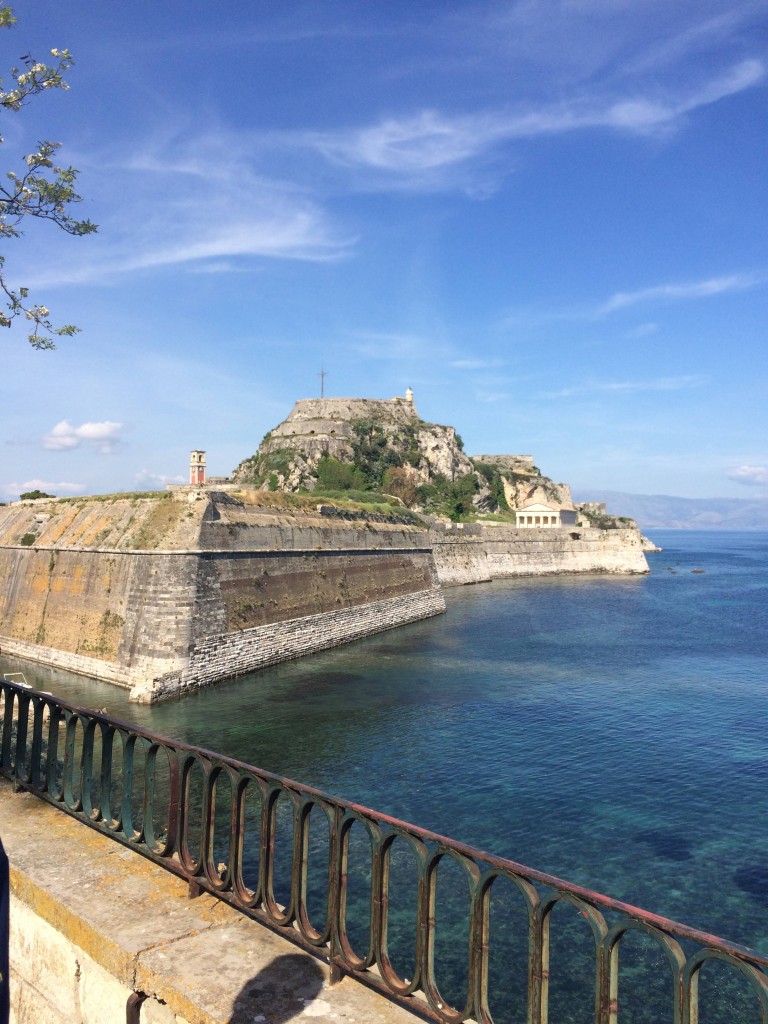 Старая крепость ("морская", "венецианская" или Палео Фрурио), расположена на восточной оконечности города, отрезана от города искусственным рвом, созданным в естественном стоке, с морской водой внизу