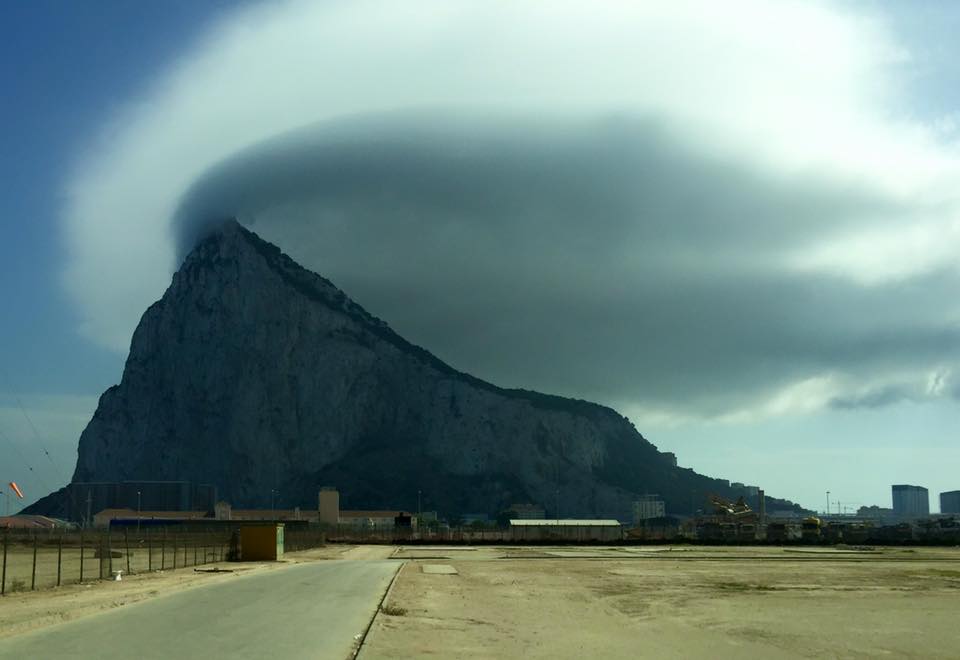 знаменитое облако-флаг над скалой Гибралтар