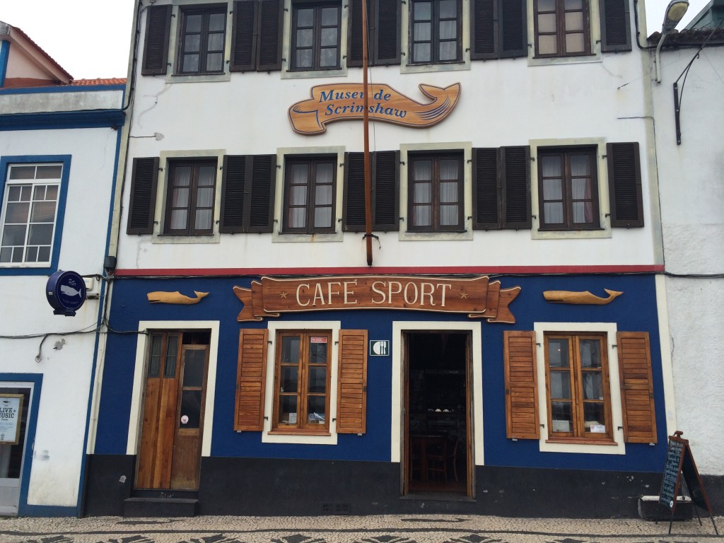 Знаменитое Cafe Sport, в котором встречаются яхтсмены со всего мира, пересекающие Алтантику