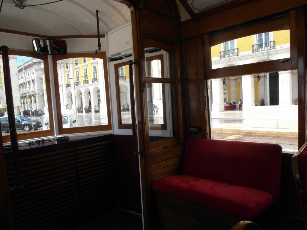 конечно, мы прокатились на знаменитом лиссабонском трамвае